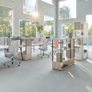 Pięć krzeseł dla gości se:kit Sedus sztaplowanych na wózku