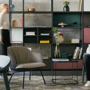 Niski, szeroki se:café soft lounge chair na czterech nogach z buku naturalnego