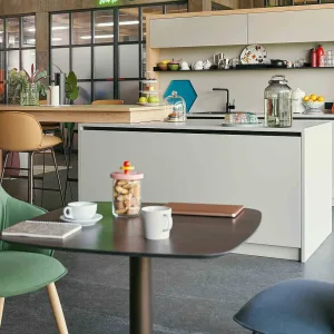 se:café high diner z dwiema wysokimi ławkami naprzeciwko i zintegrowanym stołem