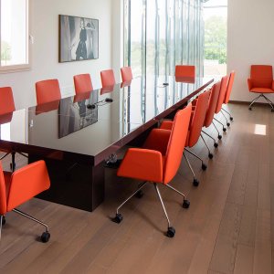 Dwustronny kontener biurka Asymmetrical widziany z fotela gościa