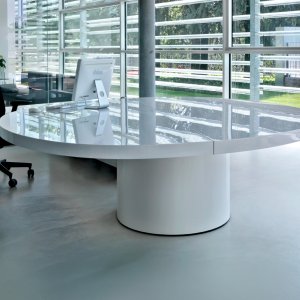 Blat o grubości 7,5 cm wysunięty nad podstawę Asymmetrical Meeting