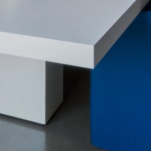 Stół konferencyjny Asymmetrical Meeting, ta sama rodzina co biurko