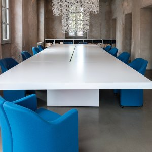 Asymmetrical Meeting od Tecno, projekt Piero Lissoni, w sali zarządu