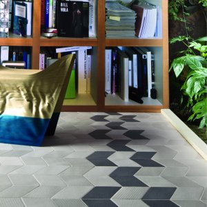 Dzianinowy relief plytki Tex w kolorze Brown w bocznym swietle