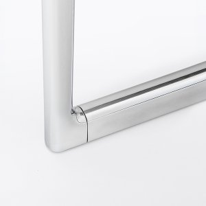 Biurko Toa 240 × 90 z czerwoną rynną kablową pod szczeliną