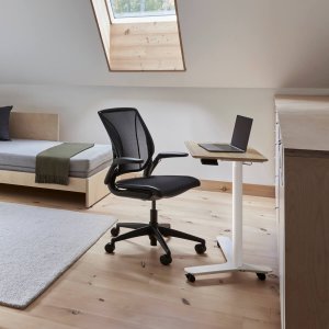 Ergonomiczne krzesło pracownicze World LM od Humanscale w otwartej przestrzeni biura