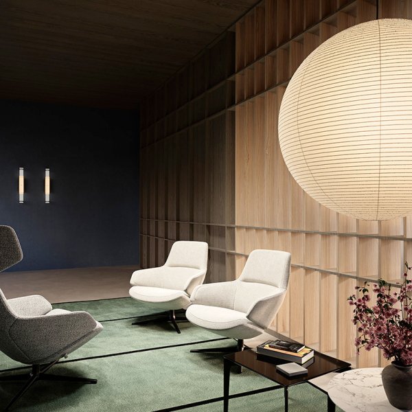 Biurowy lounge z fotelami i siedziskami designerskimi Arper