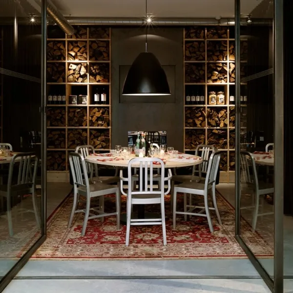 Krzesła Emeco z aluminium z recyklingu w sali restauracyjnej