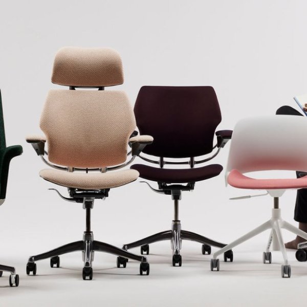 Ergonomiczne stanowisko pracy Humanscale w biurze