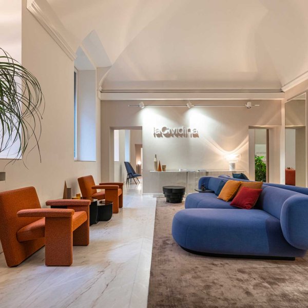 Designerska sofa LaCividina w strefie lounge