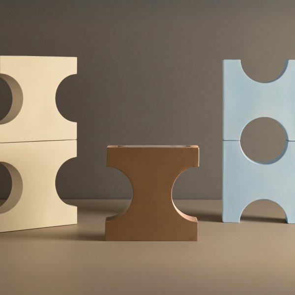 Recepcja firmowa z designerską podłogą i okładziną ścienną z ceramiki Mutina