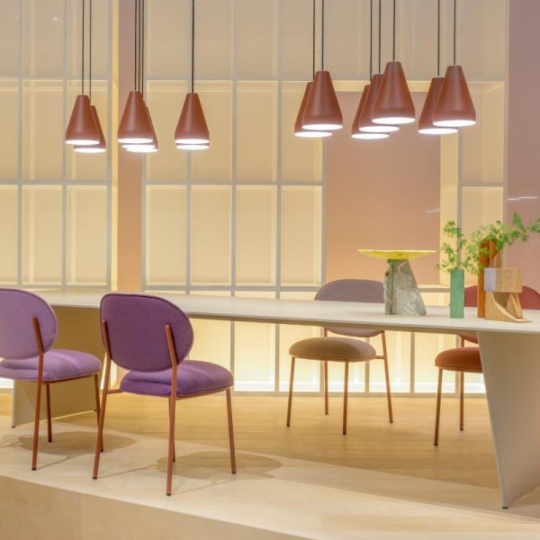 Firmowa strefa oczekiwania z krzesłami i stołami designerskimi Pedrali