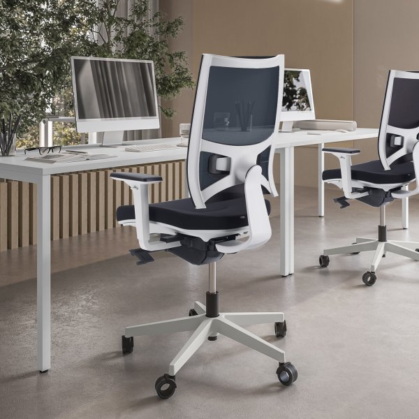 Fotel pracowniczy Sitland w środowisku pracy