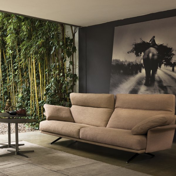 Sofa modułowa Verzelloni w ciemnoszarej tkaninie, strefa lounge biura korporacyjnego